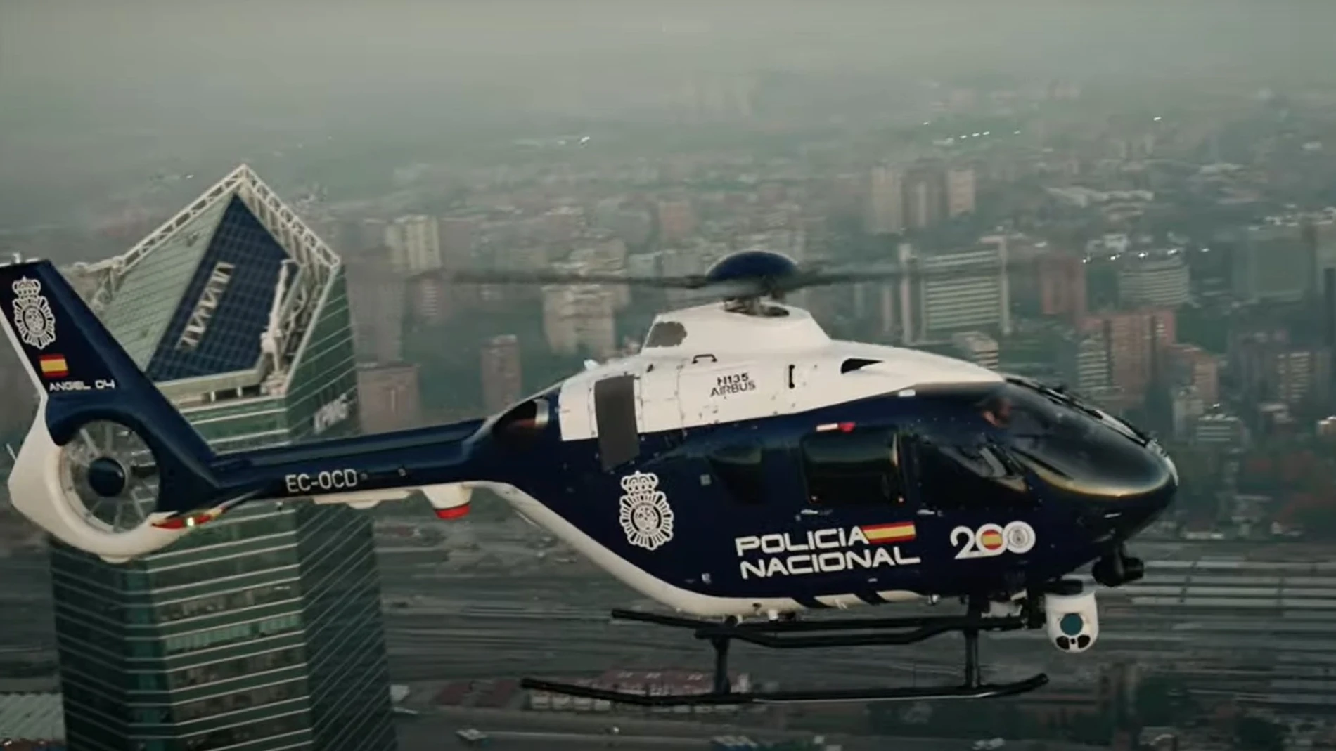 Un helicóptero H135 de la Policía Nacional sobrevuela Madrid