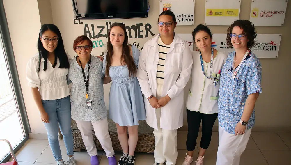Camila Wu, Samantha Sestak e Inés Marie François realizan voluntariado en Alzheimer León