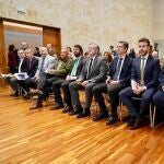 El presidente de las Cortes, Carlos Pollán, y el vicepresidente de la Junta, Juan García-Gallardo, junto con los ponentes de la primera mesa