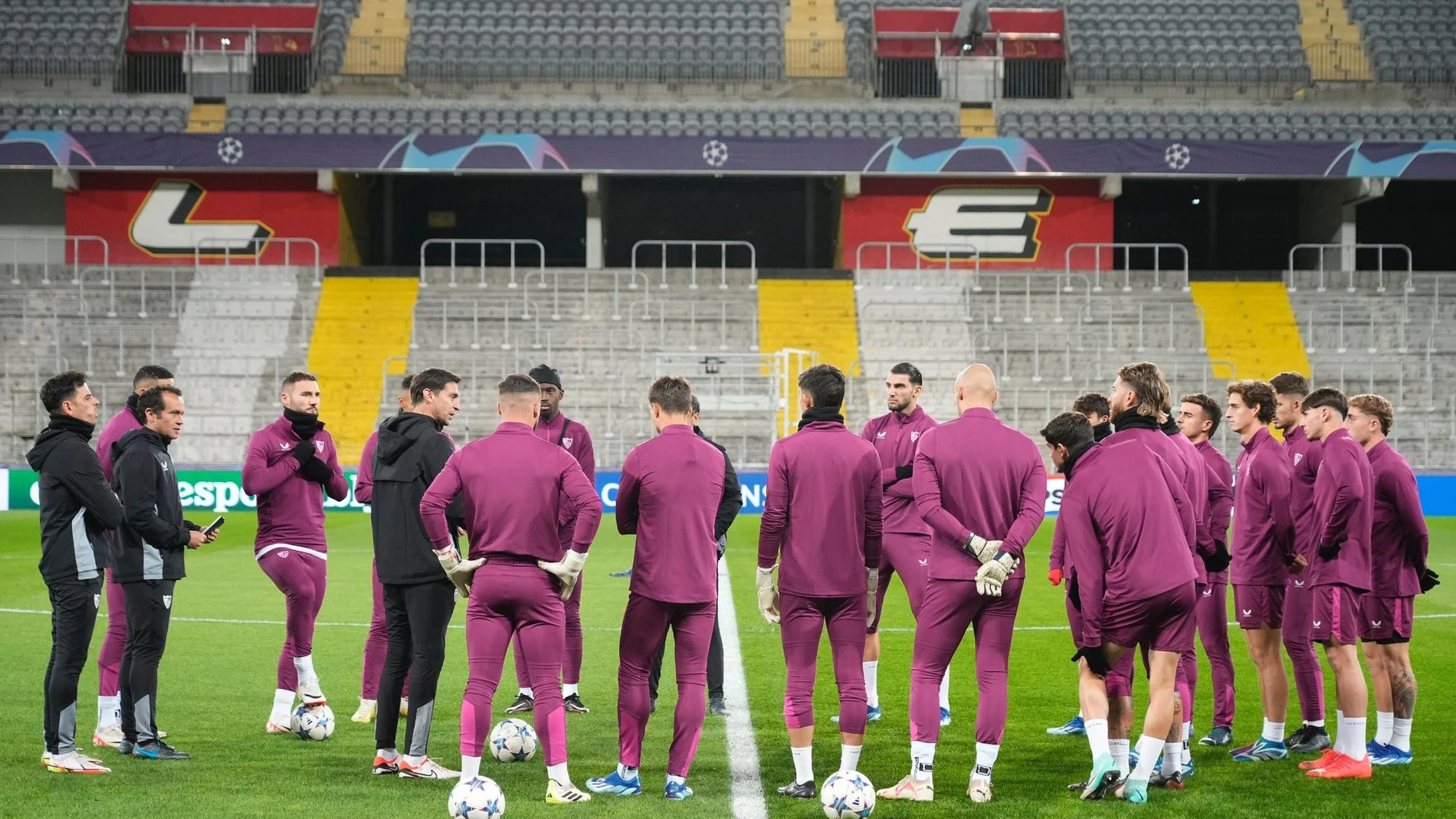 Los jugadores del Sevilla, en el entrenamiento previo al choque con el Lens