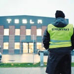 Sindicalistas de IF Metall protestan frente a un centro de Tesla en Segeltorp, al sur de Estocolmo