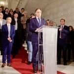 El alcalde de Salamanca, Carlos García Carbayo, atiende a la prensa tras la reunión con las instituciones salmantinas