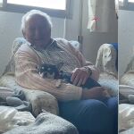 Un abuelo y su perrita 