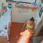 Una mujer quema vivo a su marido en un ataque de celos
