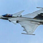 Fotografía de un caza sueco JAS 39 Gripen fabricado por la empresa Saab