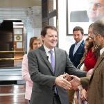 El presidente de Castilla y León, Alfonso Fernández Mañueco, y la consejera Rocío Lucas felicitan a los representantes de la comunidad educativa