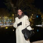 Vicky Martín Berrocal con abrigo blanco.