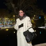 Vicky Martín Berrocal con abrigo blanco.