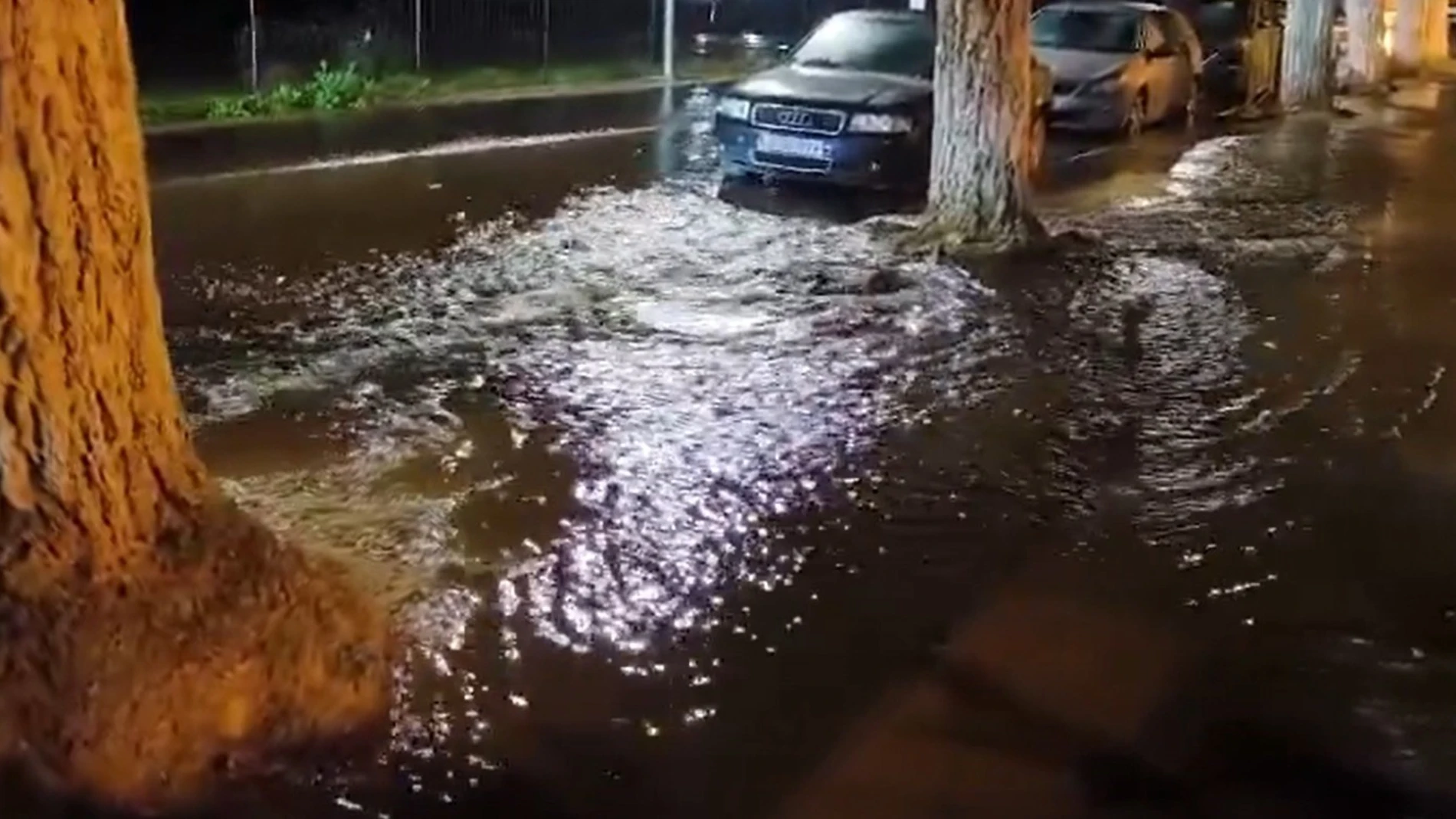 Agua saliendo en la calle Betis, en Lora del Río, tras reventar la tubería que la atraviesa.AYUNTAMIENTO DE LORA DEL RIO12/12/2023