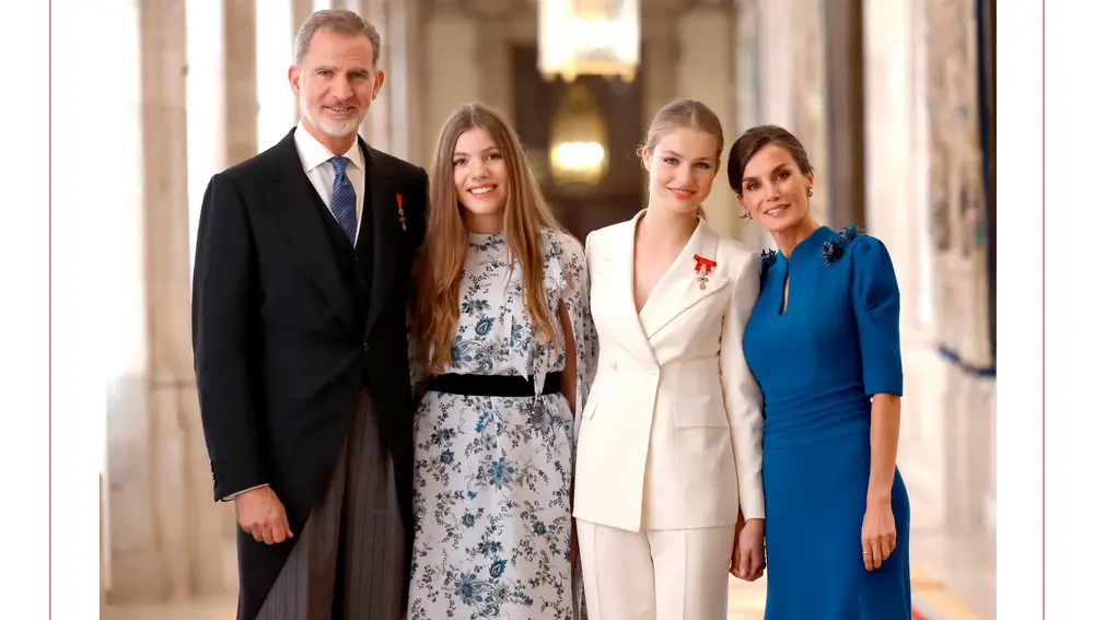 Los Reyes felicitan la Navidad con una foto con sus hijas el día de la jura de la Constitución de Leonor