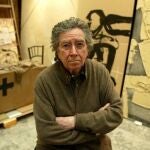 El pintor catalán Antoni Tapies, en su domicilio de Barcelona, tras ganar hoy la segunda edición del Premio Velázquez de las Artes Plásticas, convocado por el Ministerio de Educación y Cultura para distinguir toda la obra de un creador en el ámbito de las artes plásticas, en cualquiera de sus manifestaciones.