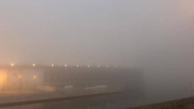 Niebla en el Cable Inglés de Almería, junto a la bocana del puerto, a primera hora de este martes.APA