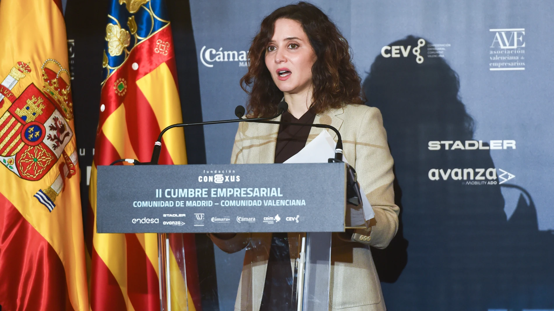MADRID.-Ayuso pide coherencia e informes sanitarios antes de "demonizar" el consumo de tabaco al aire libre