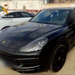 Imagen de archivo de la Guardia Civil interviniendo un coche de alta gama