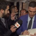 Isma Juárez, periodista de El Intermedio, frotó ayer un décimo de la Lotería de Navidad por la espalda de Pedro Sánchez
