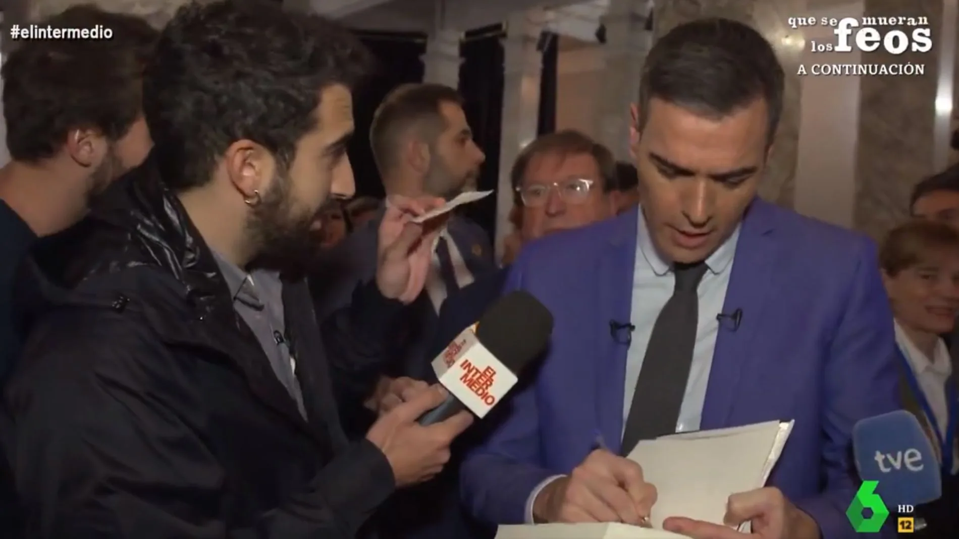 Isma Juárez, periodista de El Intermedio, frotó ayer un décimo de la Lotería de Navidad por la espalda de Pedro Sánchez