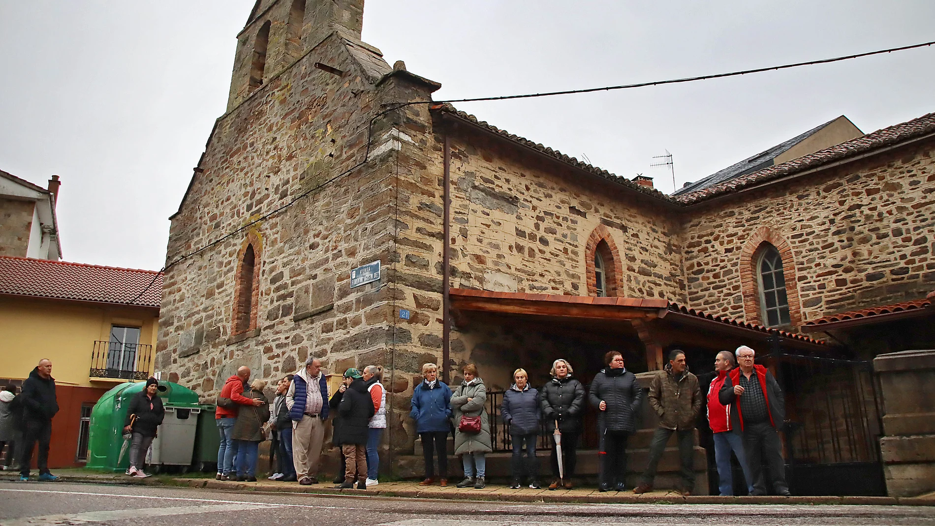 Vecinos de La Magdalena se concentran ante la iglesia en protesta por la actitud del cura párroco