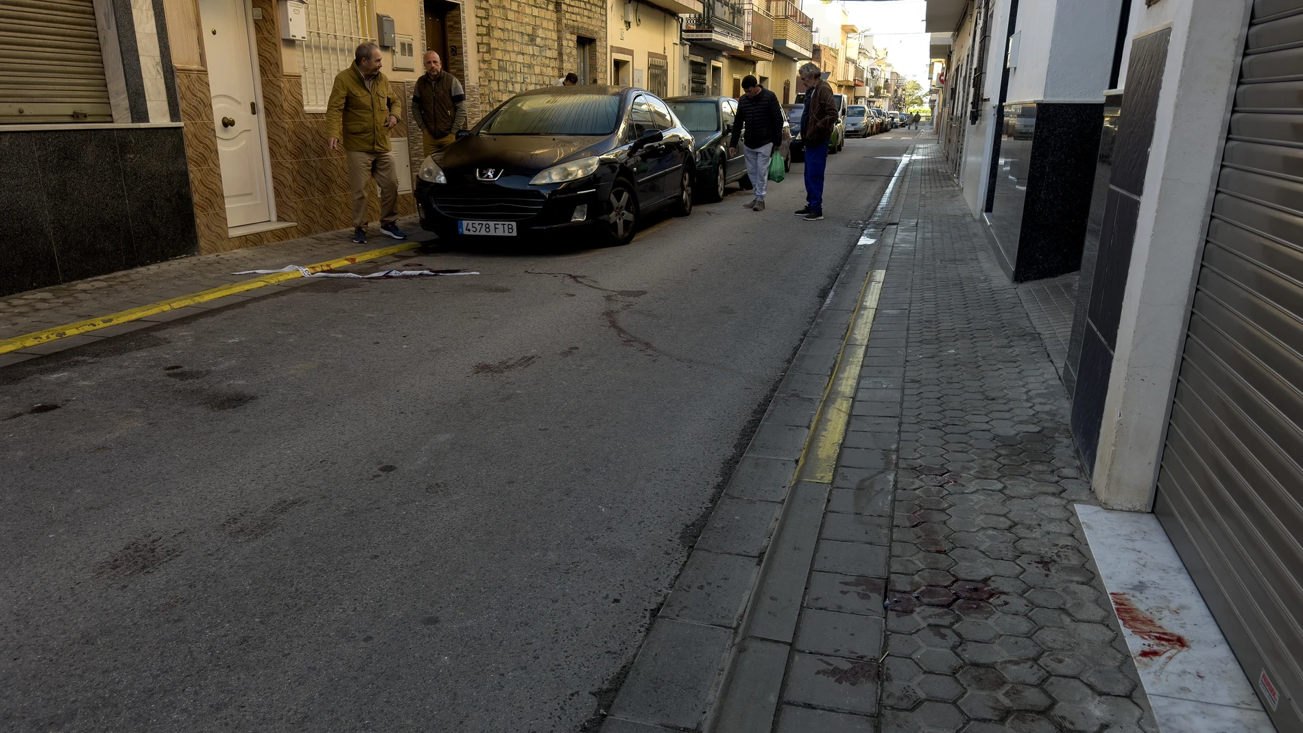 Restos de sangre en el barrio de Palmete, en Sevilla, tras el reciente tiroteo