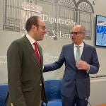 El presidente de la Diputación de Salamanca, Javier Iglesias, junto al diputado de Economía, Marcos Iglesias
