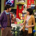 Lucy y Raj durante un episodio de 'The Big Bang Theory'