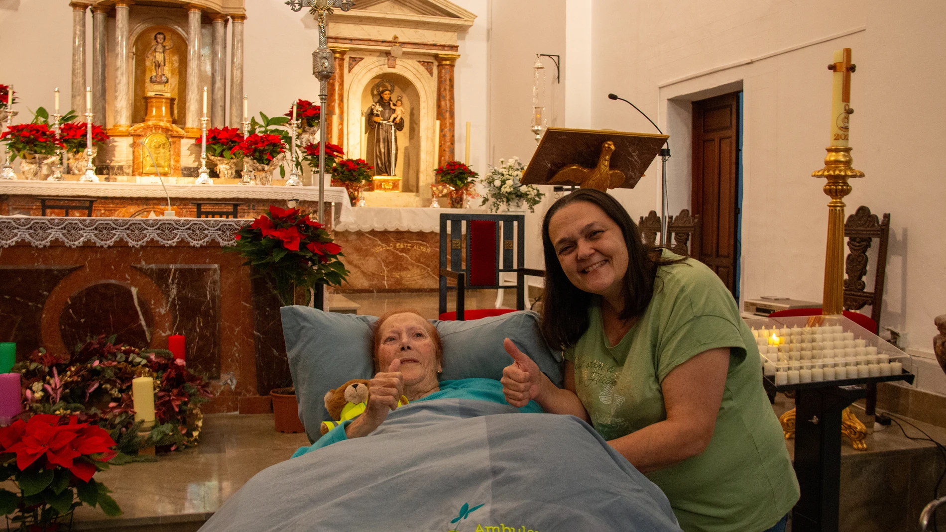 GRAFAND7366. MOTRIL(GRANADA), 12/12/2023.- Josefa Castilla Sánchez, una mujer de 76 años impedida en una cama sin apenas movilidad debido a un grave accidente sufrido hace años, ha visto cumplida su última voluntad: la de volver a su pueblo natal, Vélez de Benaudalla (Granada), desde Palma de Mallorca, donde reside, para reencontrarse con familiares y vecinos. EFE / Alba Feixas