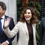 MADRID, 12/12/2023.- La presidenta de la Comunidad de Madrid, Isabel Díaz Ayuso (c),junto al president de la Generalitat, Carlos Mazón, saludan a su llegada a la II Cumbre Empresarial Comunitat Valenciana-Comunidad de Madrid, que pretende afianzar la relación económico-social entre ambas comunidades, este martes en Madrid. EFE/ Chema Moya