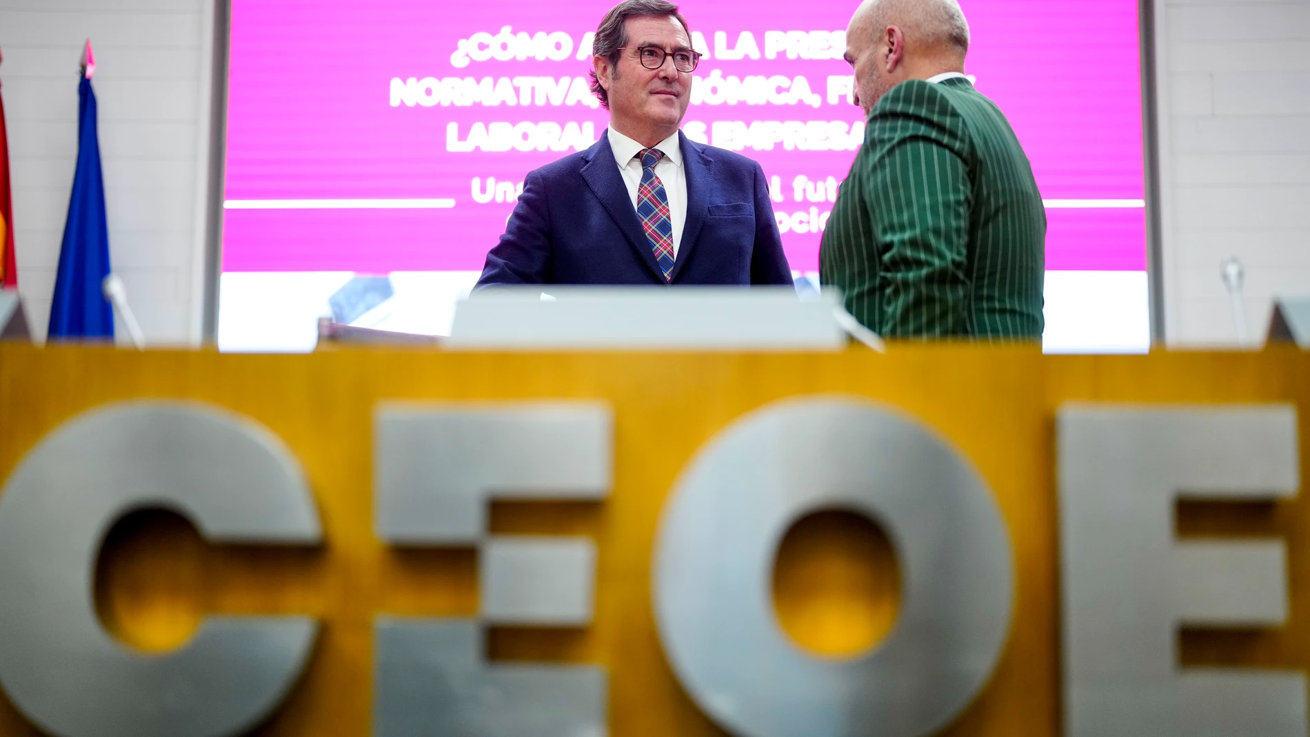 MADRID, 12/12/2023.- El presidente de CEOE, Antonio Garamendi (i) y el presidente del Consejo General de Colegios de Gestores Administrativos de España, Fernando Jesús Santiago Ollero (d) clausuran la jornada organizada por la CEOE y los Gestores Administrativos este martes en Madrid. EFE/ Borja Sánchez Trillo
