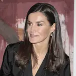 La Reina Letizia con falda blanca.