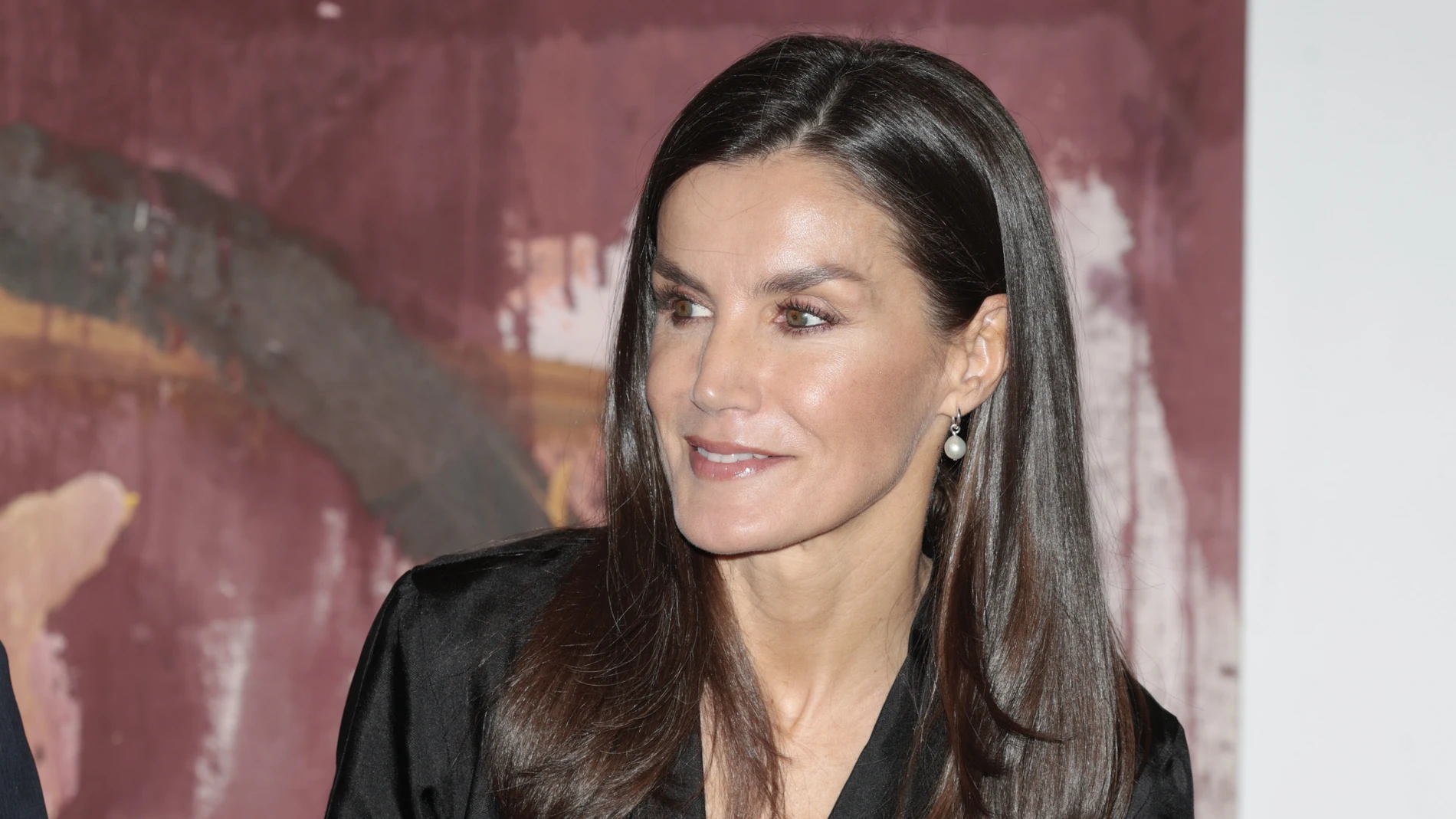 La Reina Letizia con falda blanca.