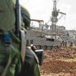 Dos aviones de combate F-16 realizan una maniobra durante un entrenamiento