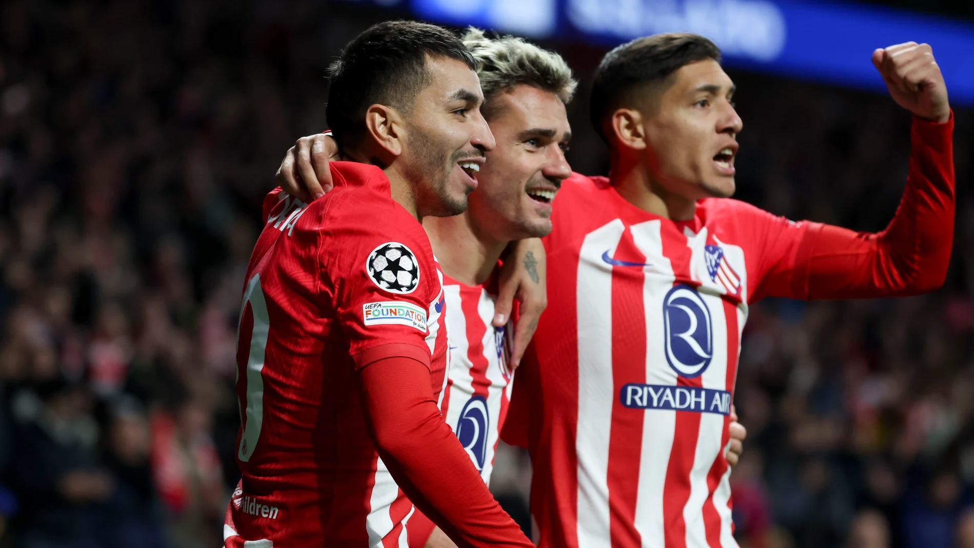MADRID, 13/12/2023.- El delantero francés del Atlético de Madrid Antoine Griezmann (c) celebra con sus compañeros Ángel Correa (i) y Nahuel Molina (d) tras marcar el 1-0 durante el partido del grupo E de la Liga de Campeones entre Atlético de Madrid y Lazio, este miércoles en el estadio Cívitas Metropolitano en Madrid. EFE/ Kiko Huesca