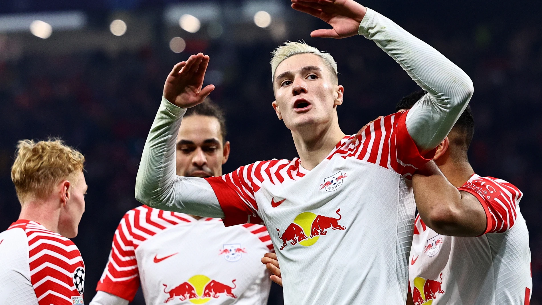 Leipzig (Germany), 20/09/2023.- Leipzig's Benjamin Sesko celebrates with teammates after scoring the 1-0 goal during the UEFA Champions League group G soccer match between RB Leipzig and BSC Young Boys, in Leipzig, Germany, 13 December 2023. (Liga de Campeones, Alemania) EFE/EPA/FILIP SINGER