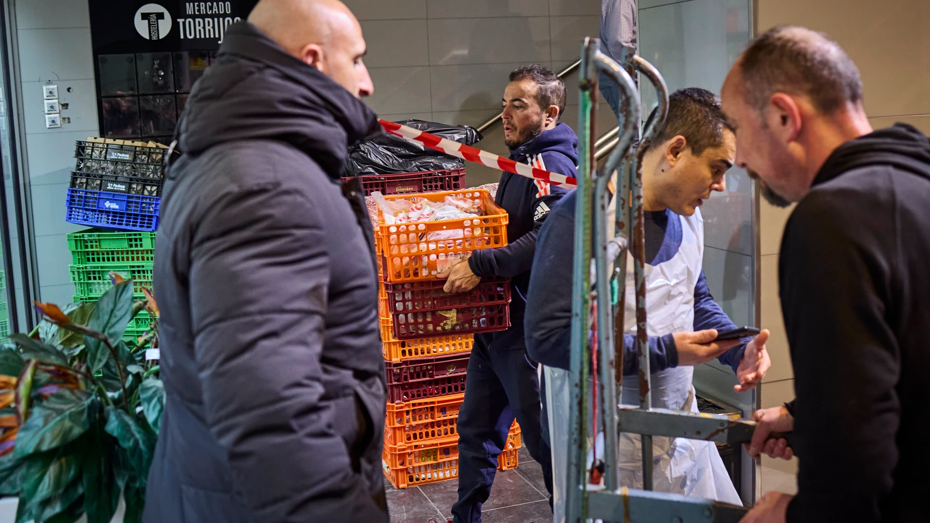 Un fondo de inversión cierra a la fuerza el mercado de abastos de Torrijos de Madrid con sus comerciantes y propietarios dentro. La propiedad mayoritaria del mercado cerrará de forma unilateral cuatro negocios del Mercado de Torrijos, situado en pleno distrito de Salamanca, ante las denuncias de sus dueños / © Alberto R. Roldán / Diario La Razón 13 12 2023