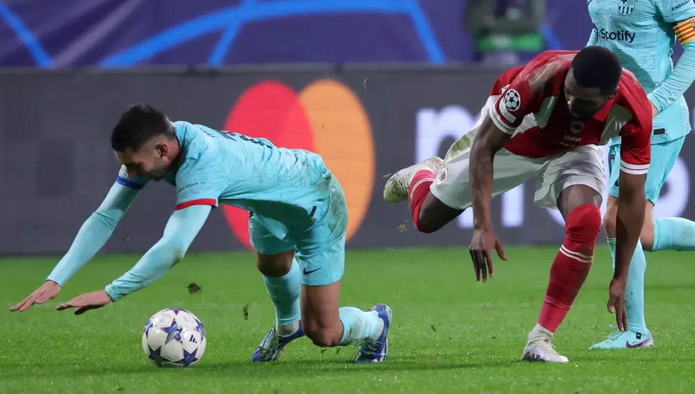 Lucha por el balón en el Amberes-Barça
