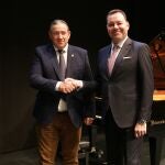 El presidente de la Diputación de Zamora, Javier Faúndez , y el director general de la Fundación Obra Social de Castilla y León (FUNDOS), José María Viejo, firman un convenio de colaboración