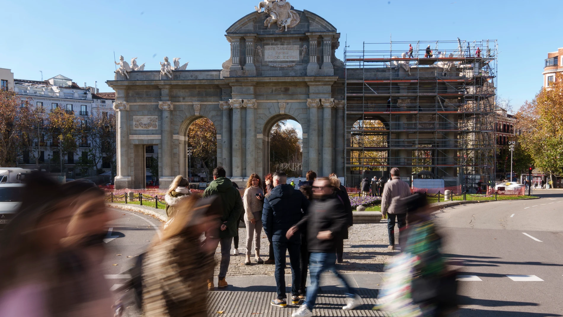 Puerta de Alcala sin la lona que la cubria