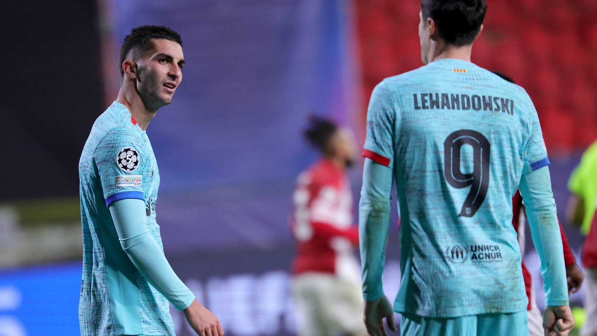 Antwerp (Belgium), 13/12/2023.- Ferran Torres (L) and Robert Lewandowski of Barcelona during the UEFA Champions League group stage soccer match between Royal Antwerp and FC Barcelona, in Antwerp, Belgium, 13 December 2023. (Liga de Campeones, Bélgica, Amberes) EFE/EPA/OLIVIER MATTHYS