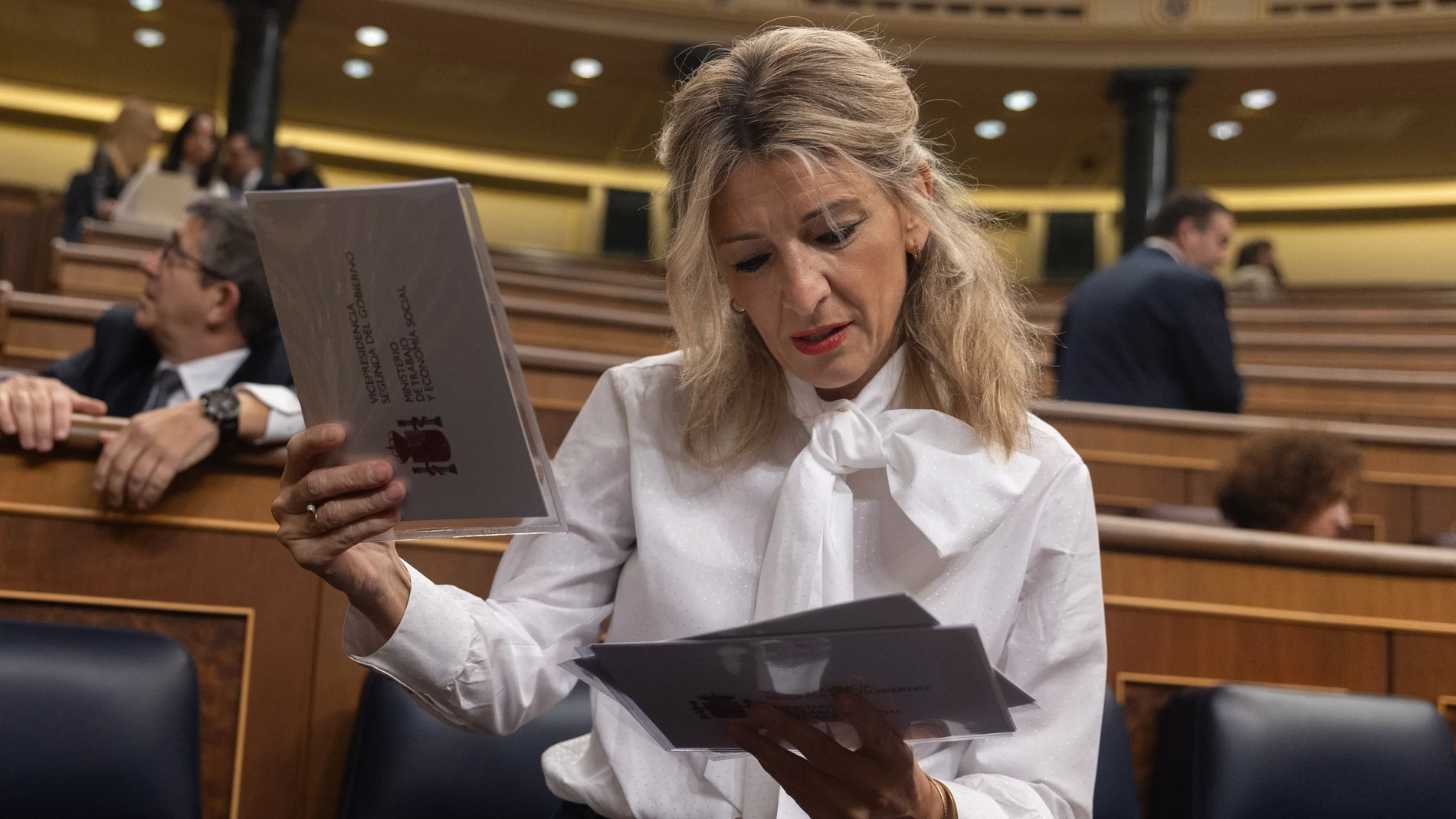 Yolanda Díaz con camisa con lazada.