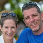 Tal Chaimi (derecha), junto a su esposa, fue capturado por terroristas de Hamás el 7 de octubre de 2023 en el kibutz Nir Yitzhak