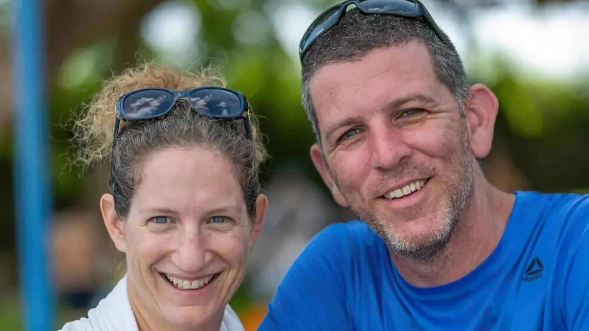 Tal Chaimi (derecha), junto a su esposa, fue capturado por terroristas de Hamás el 7 de octubre de 2023 en el kibutz Nir Yitzhak