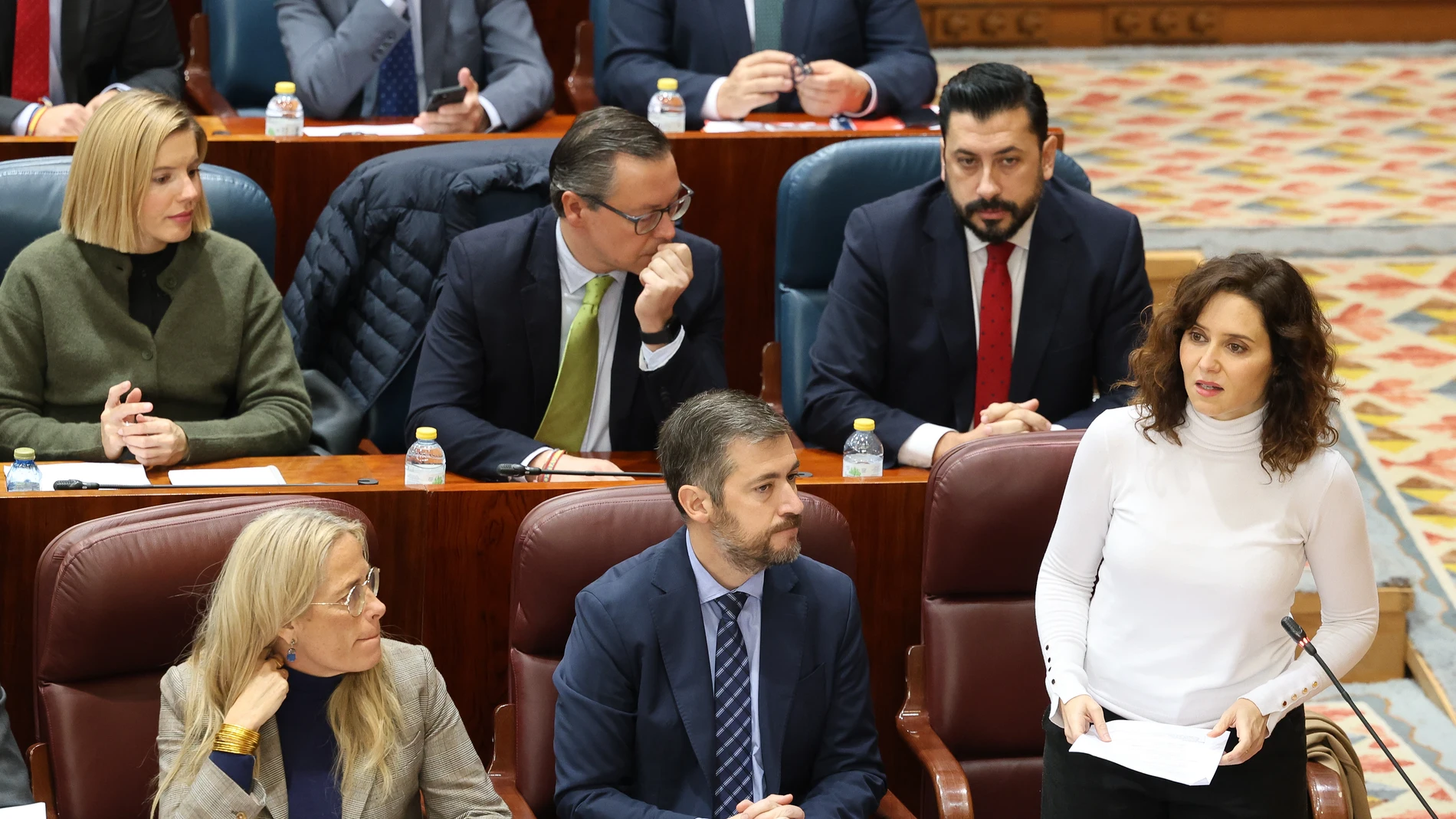 Ayuso con jersey blanco.