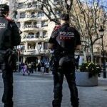 Una pareja de Mossos en el paseo de Gràcia de Barcelona