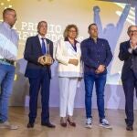 El presidente de la Diputación de Salamanca, Javier Iglesias, entrega los XIII Premios Emprendedores de la Diputación, a la mejor iniciativa empresarial, mejor actividad empresarial y trayectoria empresarial. En la imagen el presidente junto a la familia responsable de la pasteleria `La Madrileña´de Alba de Tormes, premio a la trayectoria empresarial de la provincia