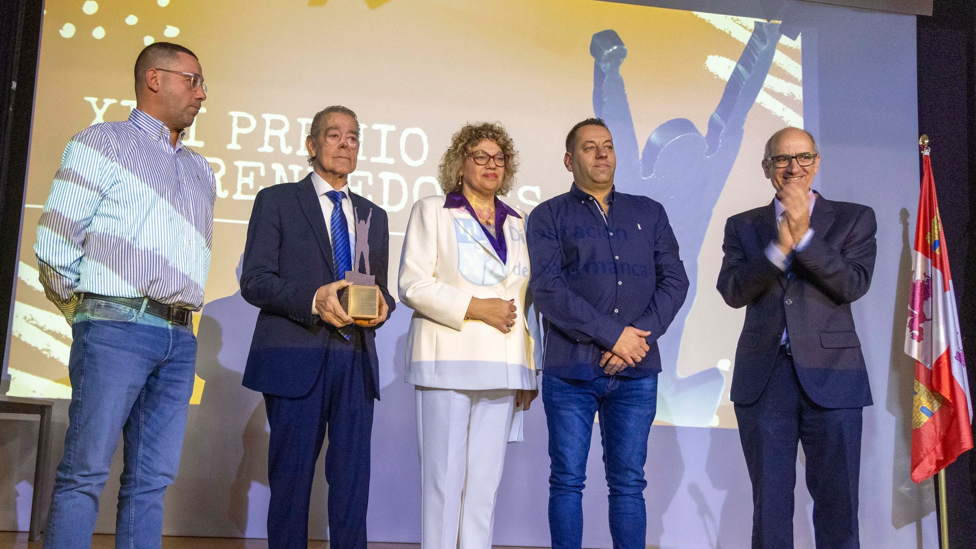 El presidente de la Diputación de Salamanca, Javier Iglesias, entrega los XIII Premios Emprendedores de la Diputación, a la mejor iniciativa empresarial, mejor actividad empresarial y trayectoria empresarial. En la imagen el presidente junto a la familia responsable de la pasteleria `La Madrileña´de Alba de Tormes, premio a la trayectoria empresarial de la provincia