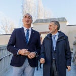 El presidente de la Federación Empresarial Segoviana (FES), Andrés Ortega, junto al alcalde José Mazarías
