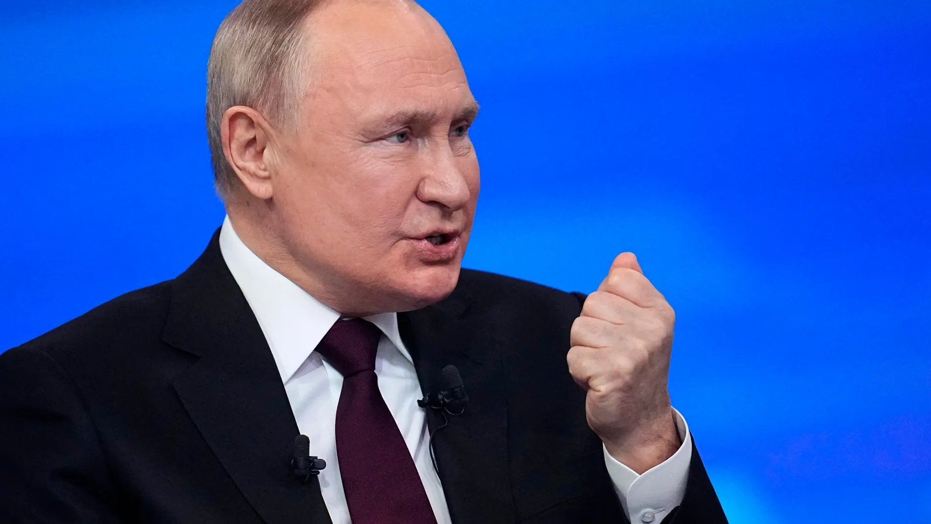 Moscow (Russian Federation), 13/12/2023.- Russian President Vladimir Putin gestures as he answers questions during his annual press conference with Russian federal, regional, and foreign media at the Gostiny Dvor forum hall in Moscow, Russia, 14 December 2023. Russian President Vladimir Putin on 14 December holds his end-of-year press conference, followed by the 'Direct Line with Vladimir Putin' televised event, where he will answer citizens' questions focusing on domestic issues. The Preside...