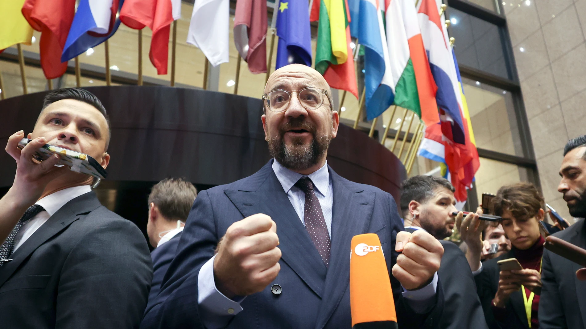 Brussels (Belgium), 14/12/2023.- European Council President Charles Michel announces that the European Council has decided to open accession negotiations with Ukraine and Moldova, during a European Council in Brussels, Belgium, 14 December 2023. EU leaders are gathering in Brussels for a two-day summit to discuss the latest developments in relation to Russia's invasion of Ukraine, and in the Middle East, including the humanitarian situation in Gaza, the block's enlargement policy and long-ter...