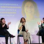 Gloria Alonso, izquierda, en la presentación de la candidata de Podemos a las municipales de Tomiño (Pontevedra).