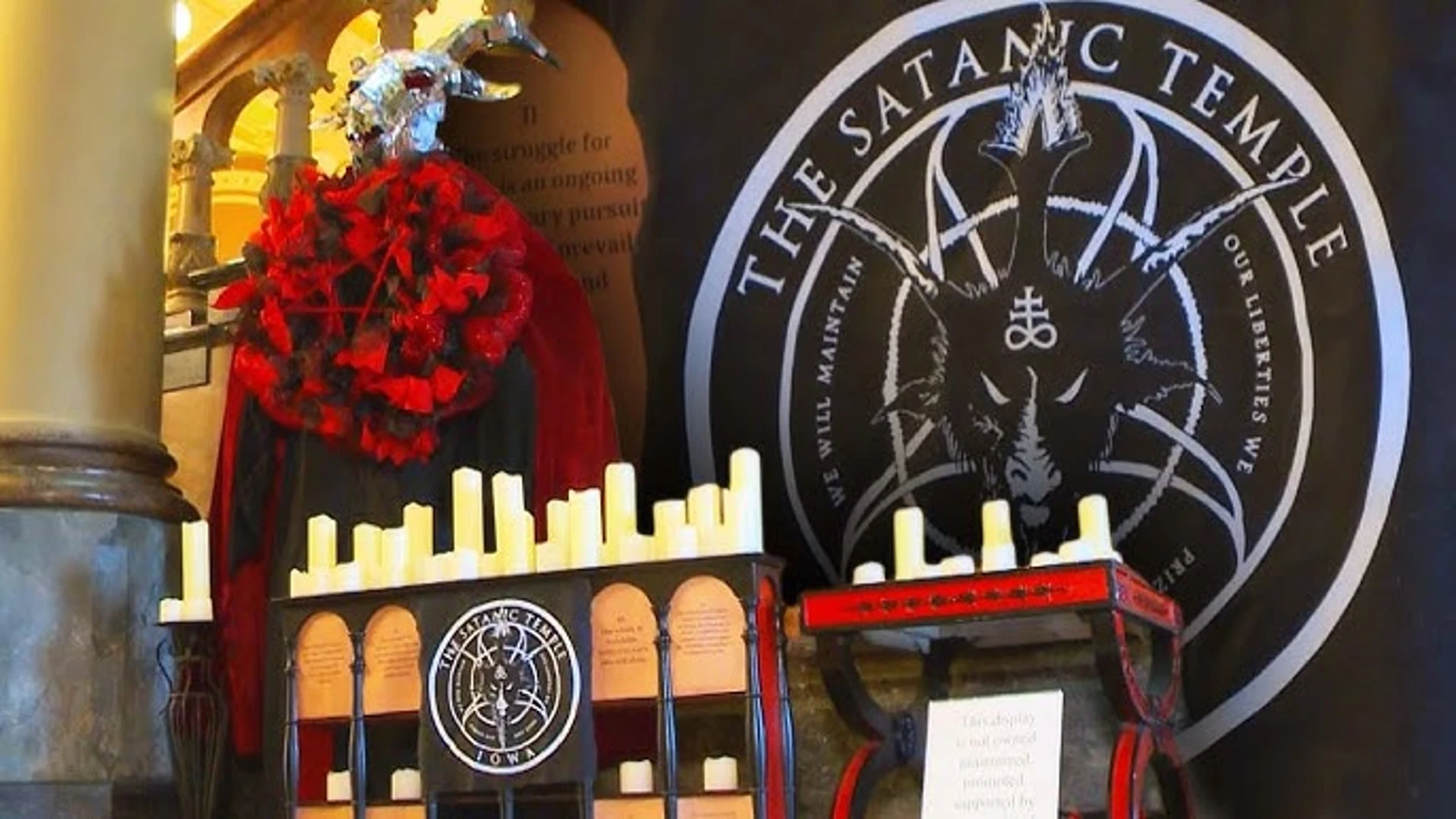 La exposición "navideña" en Iowa, EE UU, consistente en una calavera de Baphomet