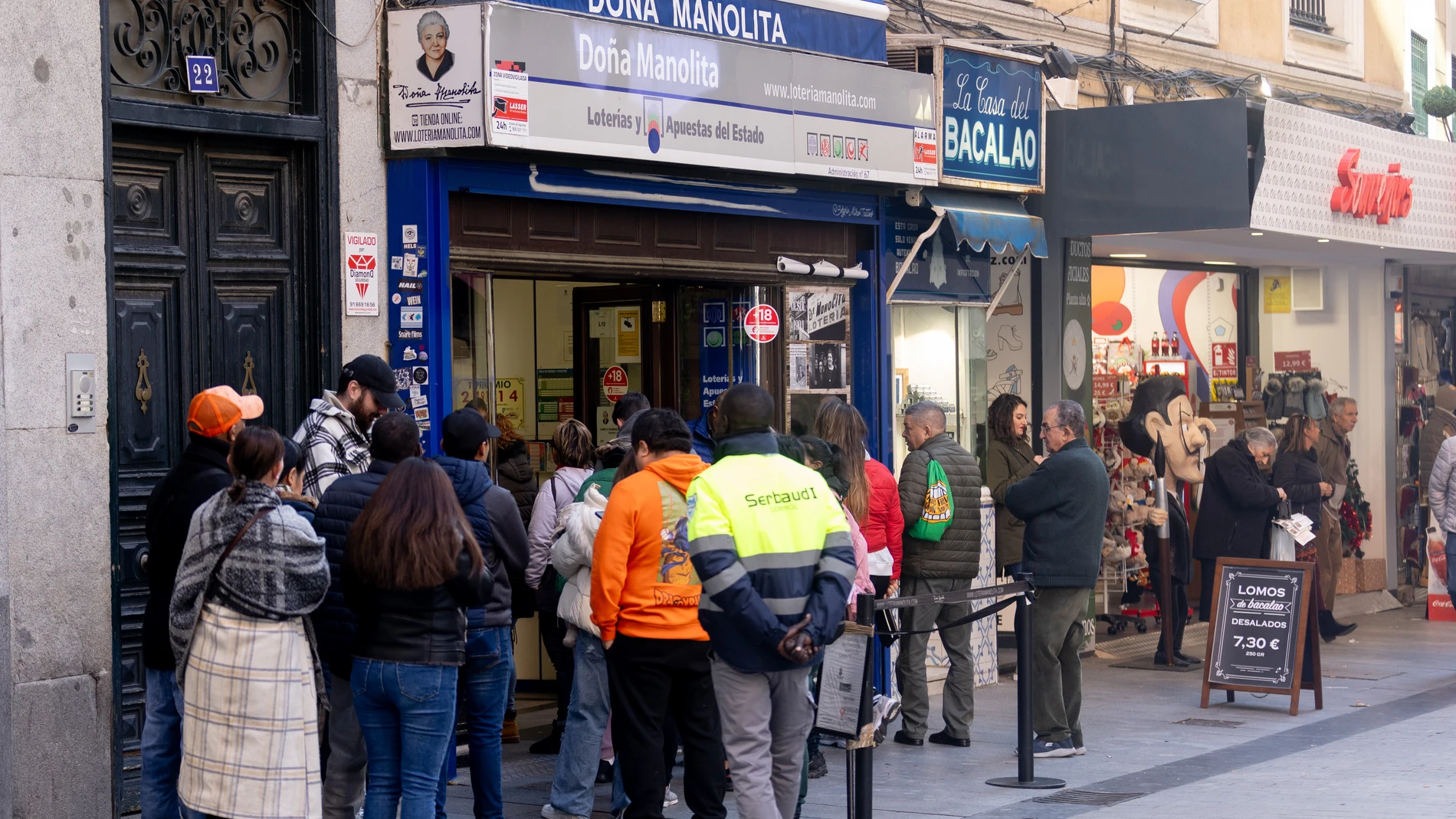 Varias personas hacen cola para comprar décimos de cara al Sorteo Extraordinario de la Lotería de Navidad, en la Administración de Loterías Doña Manolita, a 14 de diciembre de 2023, en Madrid (España). El establecimiento fue inaugurado por Manuela de Pablo en 1904, y desde entonces se ha convertido en un lugar al que cada año acuden miles de personas para comprar uno o varios décimos para el próximo Sorteo Extraordinario de Navidad, que se celebra el próximo 22 de diciembre. Con el sorteo, el...